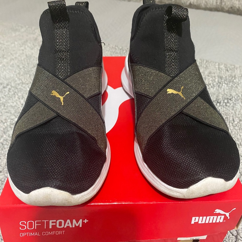 Black puma tennis shoes